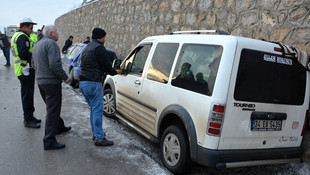 Buzlanan yolda 10 araç kaza yaptı