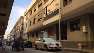 Çamaşır makinesini otomobilin üzerine attı