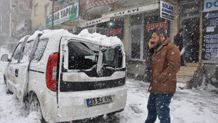 Çatıdan düşen kar, otomobili kullanılamaz hale getirdi