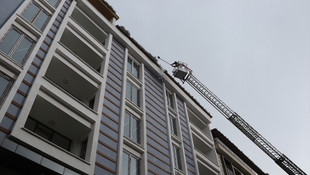 Çatıdan düşen kar ve buz sarkıtları tehlike oluşturuyor