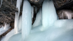 Dağcılar buzul şelalesine tırmanış yaptı