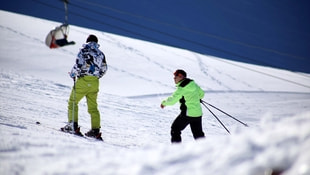Davraz'da 1,5 metreyi aşan karda kayak keyfi