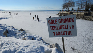 Donmuş gölde beyaz gelinliğiyle yürüdü