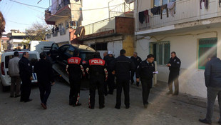 Dur ihtarına uymayan otomobil polis aracına çarptı