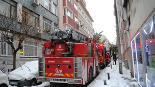 Fatih’te bir binanın çatısı çöktü