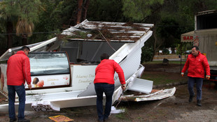 Fethiye'de fırtına ağaçları devirdi