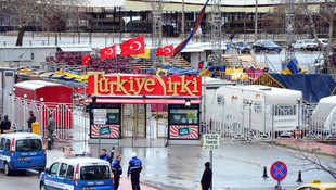 Fırtına kamyon ve sirk çadırını devirdi