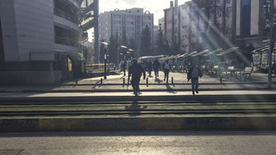 Gaziantep Emniyet Müdürlüğü önünde çatışma çıktı, olay yerine takviye ekipler ve sağlık görevlileri sevk edildi.