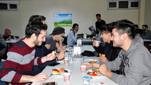 Gece ders çalışan öğrenciye ücretsiz çay ve simit