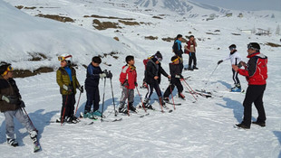 Hakkari'de çocuklara kayak eğitimi