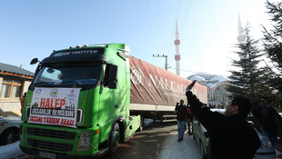 Halep'ten tahliye edilen sivillere yardım