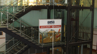 Havalimanında yüksekten düşen yolcu yaralandı