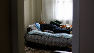 İki çocuğu ve felçli eşine bakan kadın yardım bekliyor