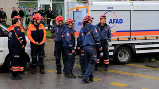 İzmir'deki patlamanın ardından 2 terörist ölü ele geçirildi, bir teröristi ise yakalama çalışmaları sürüyor.