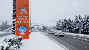 İzmir'de uçak seferlerine kar engeli