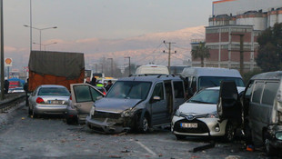 İzmir'de zincirleme trafik kazası: 1 ölü, 7 yaralı