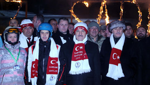 JAK timlerinden şehitler için meşaleli kayak gösterisi