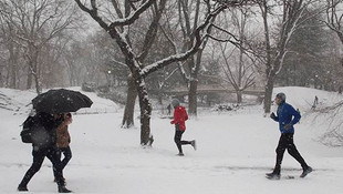 İstanbulda kar devam ediyor! Pazartesi okullar tatil mi?