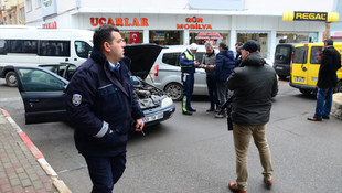 Kaçarken otomobiliyle polis aracına çarptı