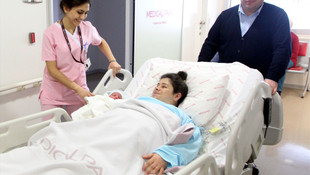 Kanseri yendi çocuğunu kucağına aldı