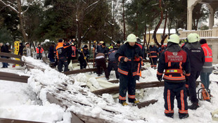 Kar biriken tente cemaatin üzerine çöktü