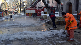 Karla kaplı yolları deniz suyuyla açıyorlar