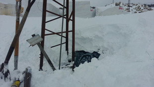 Kayıp bekçinin cesedi kar altında bulundu