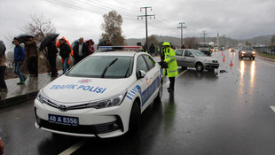 Kaza tutanağı tutan polislere otomobil çarptı