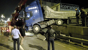 Kendiliğinden hareket eden tır bariyerlere çarptı