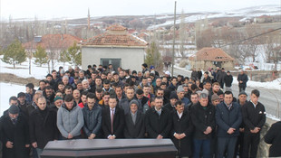 Kendisi gibi trafik kazasında ölen annesinin yanına defnedildi