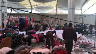 Konya'da pazar yerinin çatısı kar nedeniyle çöktü