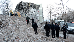 Malatya'da yıkım yapan iş makinesi devrildi: 1 yaralı