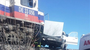 Malatya'da yük treni otomobile çarptı: 3 yaralı