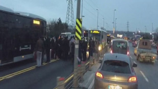 Metrobüs kaza yaptı! Seferlerde gecikme yaşanıyor