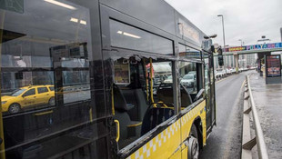 Küçükçekmecede metrobüs ile servis aracı çarpıştı!