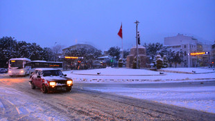 Muğla'da kar yağışı yolları kapattı