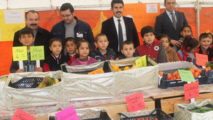 Öğrenciler, arkadaşları için pazarcı oldu