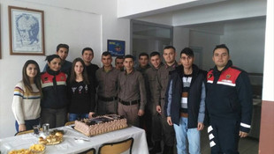 Öğrencilerden askerlere moral ziyareti