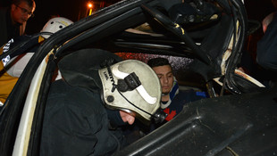 Otomobilde sıkışan sürücü kurtarıldı