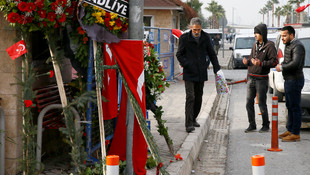 Polis memuru Sekin'in şehit düştüğü yer karanfillerle doldu