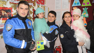 Polisten terör mağduru öğrencilere karne hediyesi