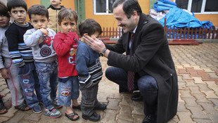 Reis ekibinden Suriyelilere insani yardım