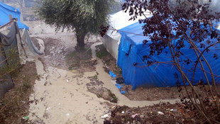 Sağanak Suriye'deki çadır kentleri vurdu