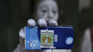 Sağlık çalışanları vereme pandomimle dikkati çekti