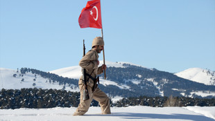 Sarıkamış Şehitleri için karda çıplak nöbet tuttu