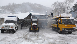 Sarıyer'de pazar yerinin çatısı kar nedeniyle çöktü