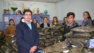 Seçimi kaybetti ama yüzlerce öğrenciyi giydirdi