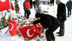 Şehit polis Sekin'in babası oğlunun kabrini ziyaret etti