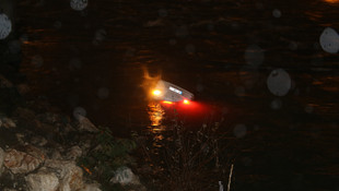 Seyhan Nehri'ne otomobil düştü