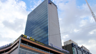 Şiddetli rüzgar binaya asılı reklam ponosunu uçurdu